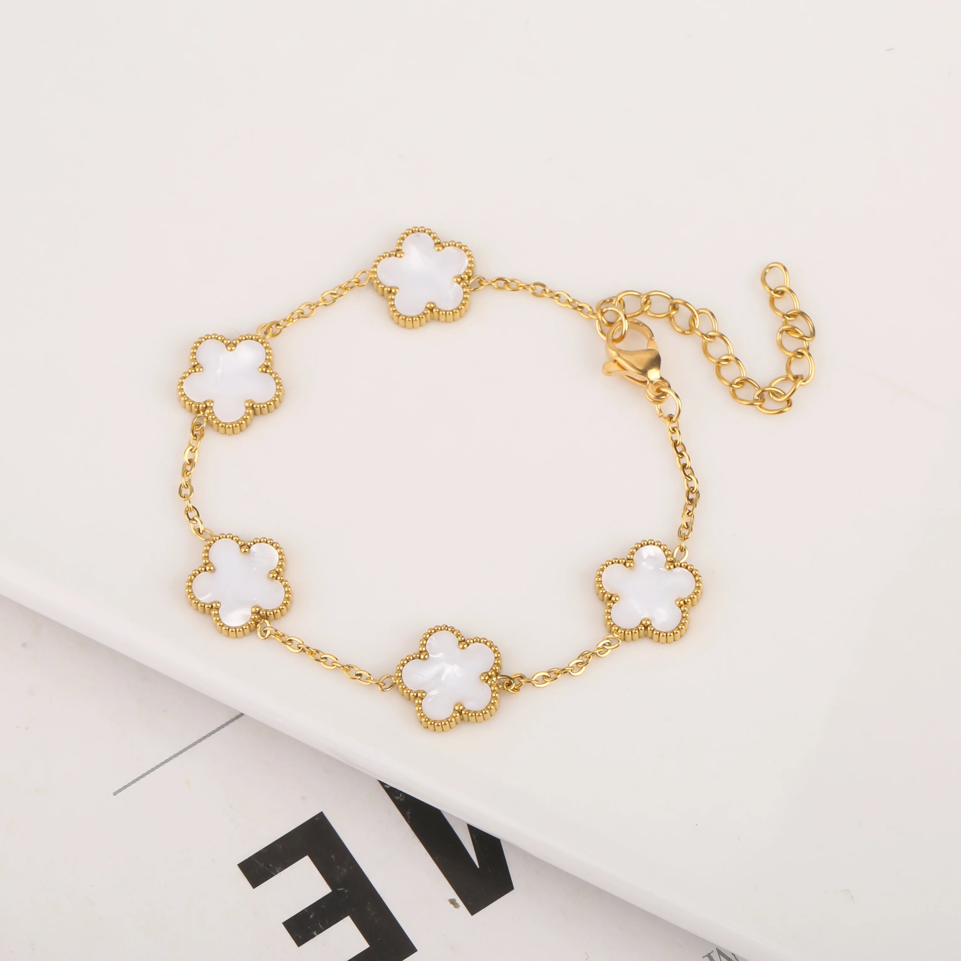 Floral Clover Shell Bracelet – Adjustable Stainless Steel Beaded Charm